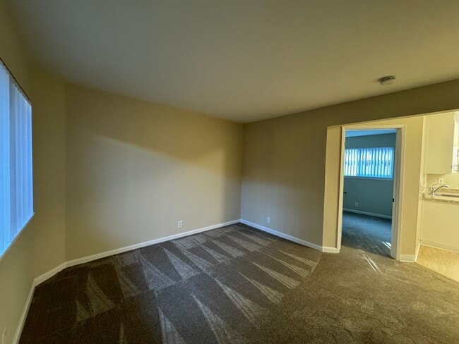 Building Photo - Nice first floor 1 bedroom 1 bath apartment available now!