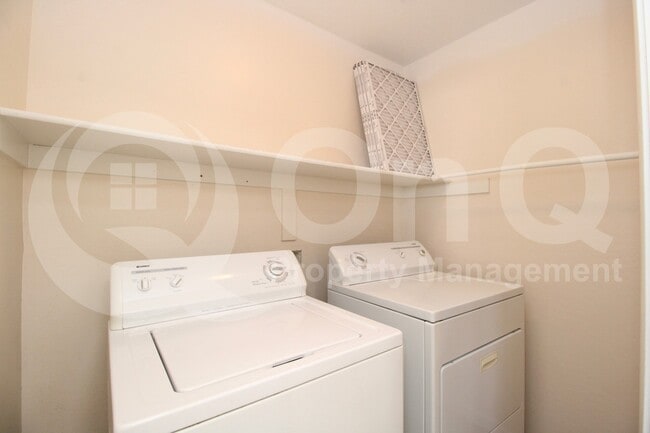 Building Photo - 440 S Val Vista Dr