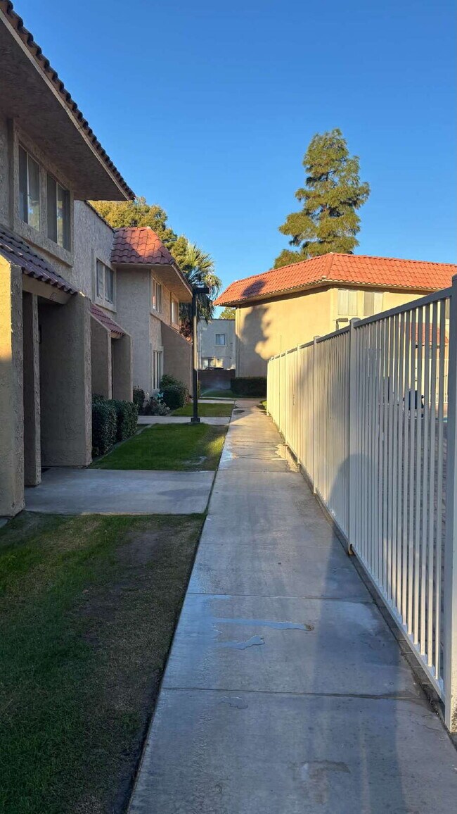 Building Photo - 2 Bedrooms Townhome Availble For Rent in Indio