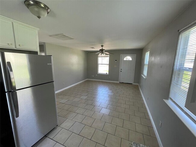 Building Photo - 1041 Lott Ave