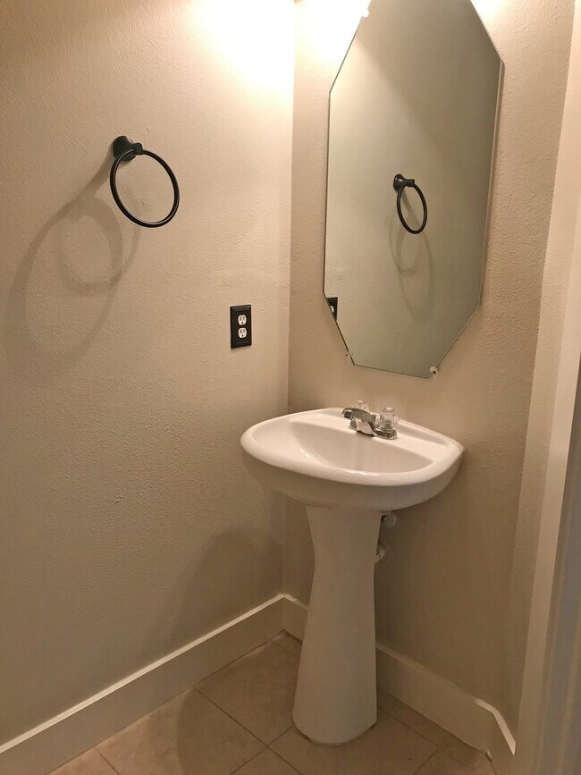 Building Photo - 26885 Kings Park Hollow Dr