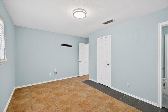 Building Photo - 10004 Woodhaven Dr