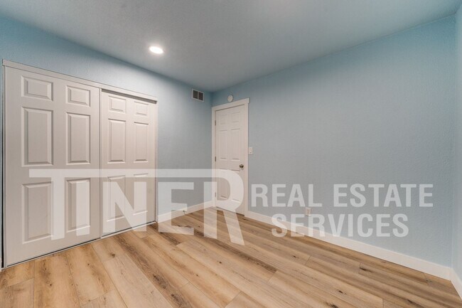 Building Photo - 324 Bridge Pl