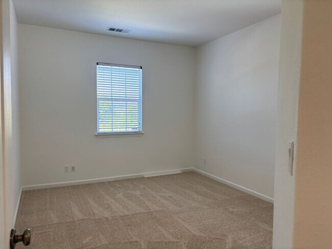 Building Photo - Spacious 4 bed/3 bath home in San Ramon