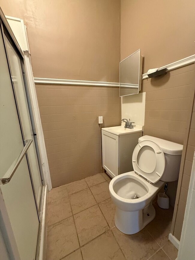Building Photo - Clean Studio Apartment