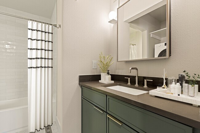 Building Photo - 815 Dewey Ave