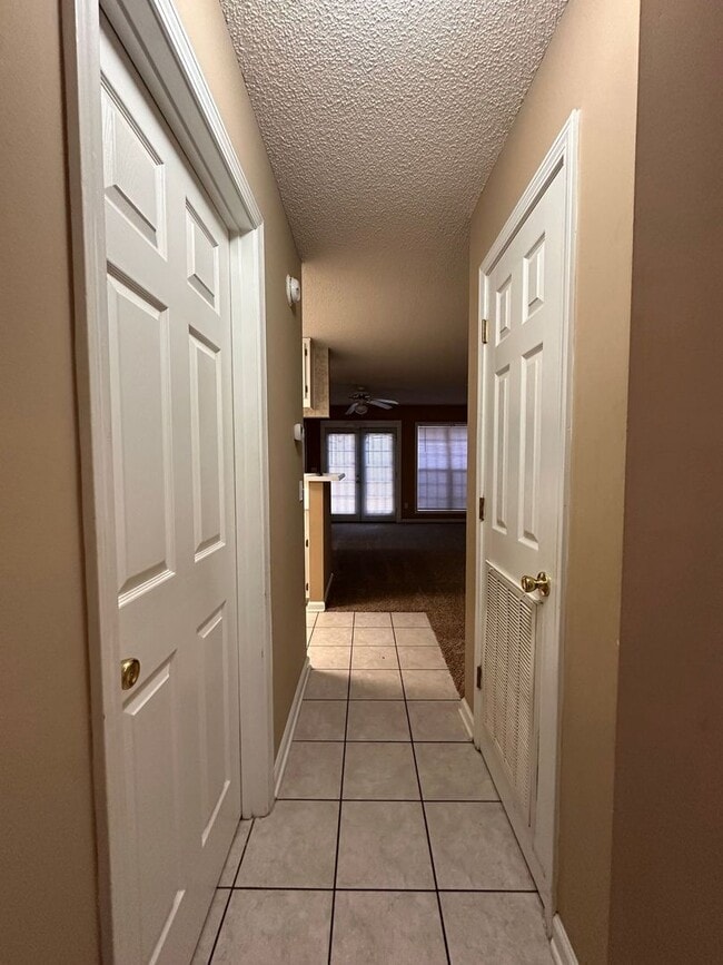 Building Photo - Foxchase Subdivision:  MOVE IN READY!!!!    1/2 OFF 1ST MONTH RENT W/12 MONTH LEASE!!  NEW CARPET...