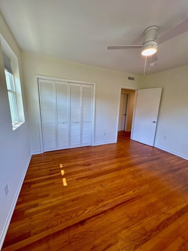 Building Photo - Fully Renovated Three Bedrooms Condo in South Windermere