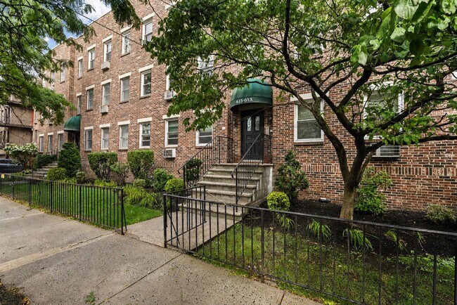 Building Photo - 613 Madison St