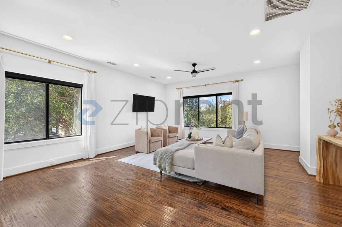 Building Photo - Unit E