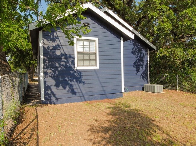 Building Photo - 1308 San Bernard St