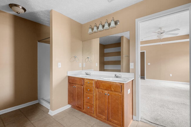 Building Photo - 2496 Lakeview Dr S