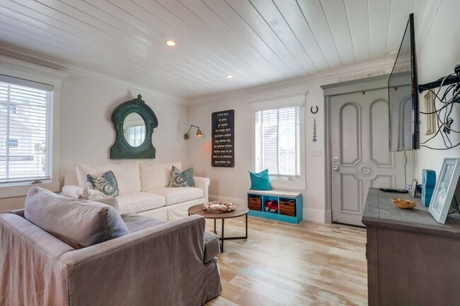 Building Photo - Furnished 2Bd/1Ba Apartment 2nd floor