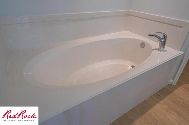 Building Photo - 4 Bedroom in Amber Estates - Newer LVP Flooring throughout home!