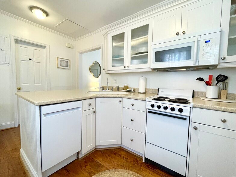 Kitchen, Dishwasher, Stove, Microwave - 215 W Taylor St