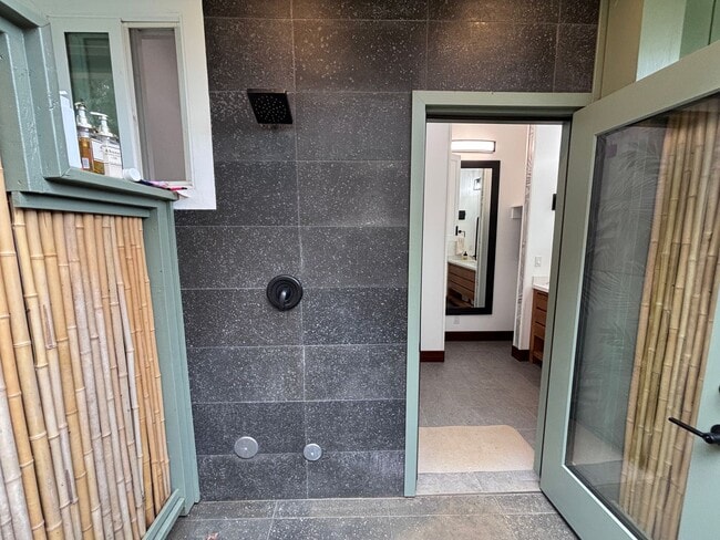 Building Photo - Peaceful 2.5-Acre Retreat | Furnished Mid-Term Rental