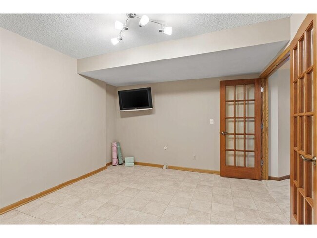 Building Photo - 6210 Deerwood Cir N