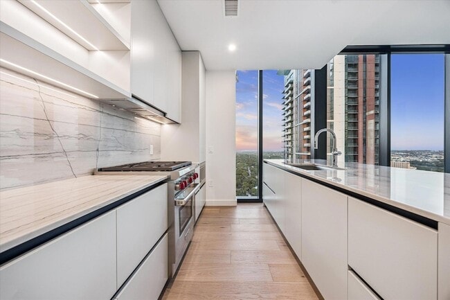 Building Photo - 610 Davis St