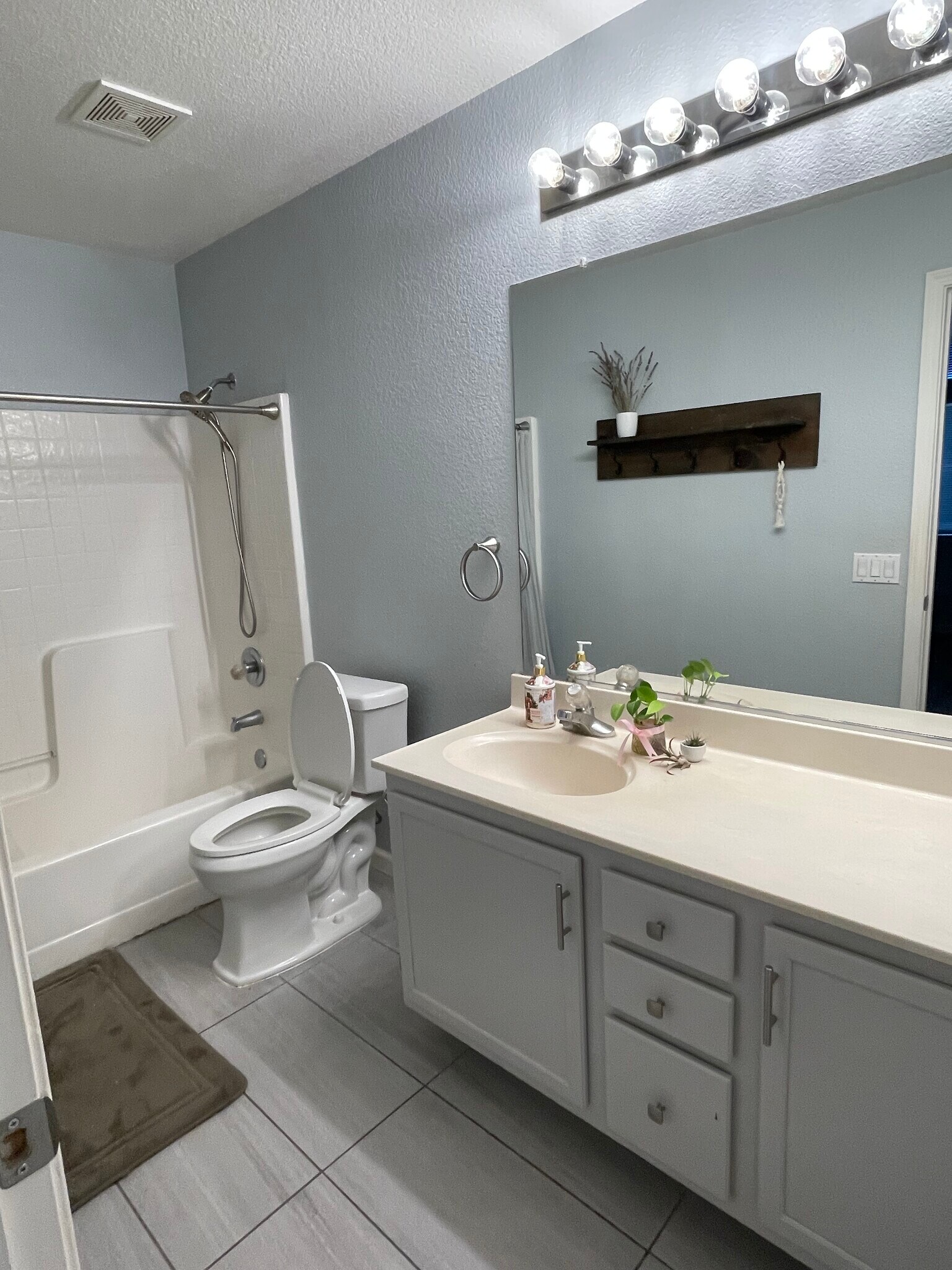 Common Bathroom - 9428 Plainoak Way