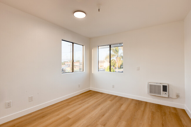 Building Photo - 3296 Franklin Ave