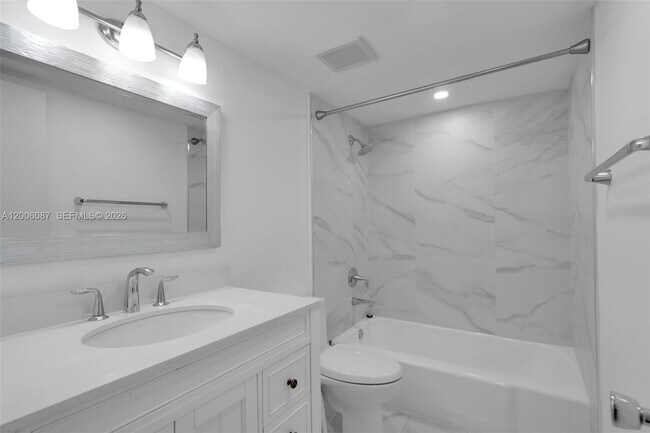 Building Photo - 11960 NE 19th Dr