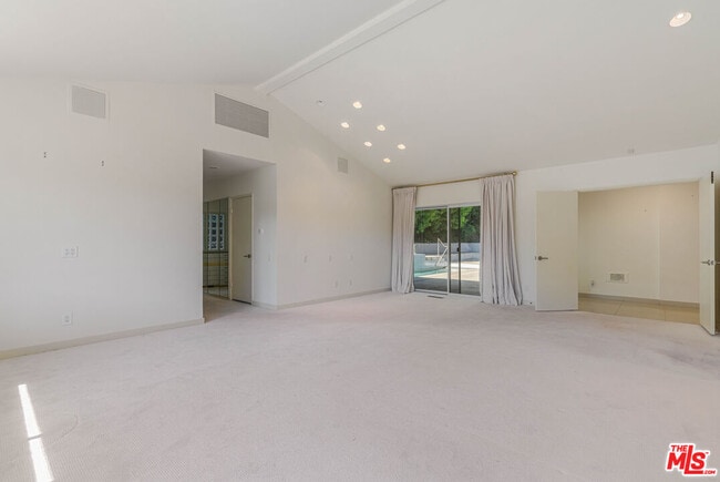 Building Photo - 811 N Hillcrest Rd