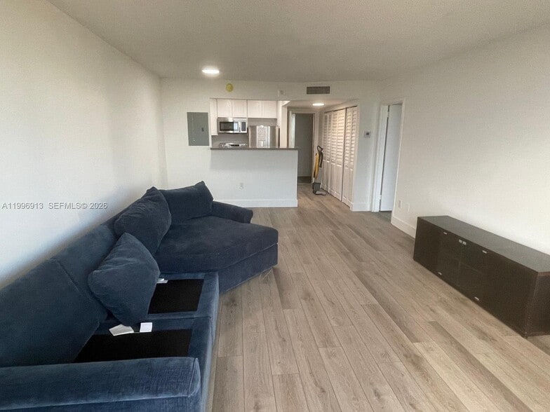 Building Photo - 2350 NE 135th St