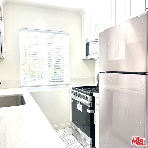 Building Photo - 1860 Alexandria Ave