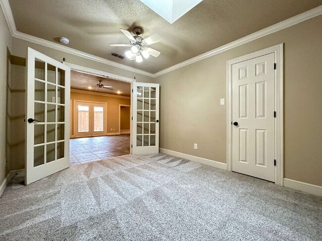 Building Photo - House Located Behind Market Street On Cul-De-Sac!