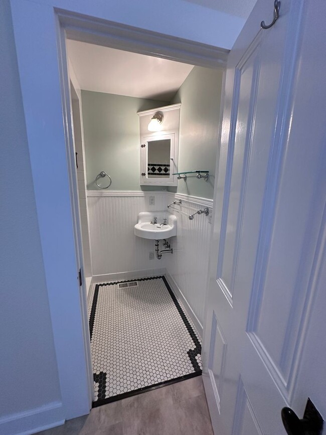 Building Photo - Stunning 1890 Eastlake Victorian | 5 Bedrooms | 2 Bathrooms | Flex Spaces | Steps from Old Town E...