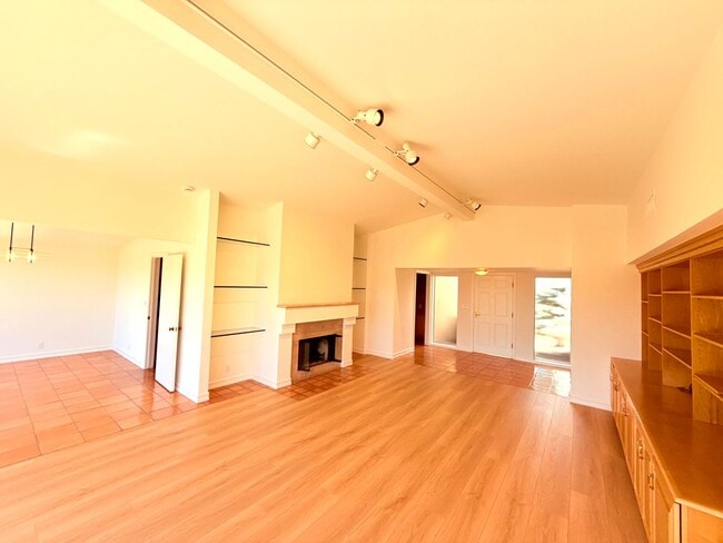 Building Photo - Fantastic Single Story 3 bed - 3 bath with backyard in Malibu - Topanga Beach Area