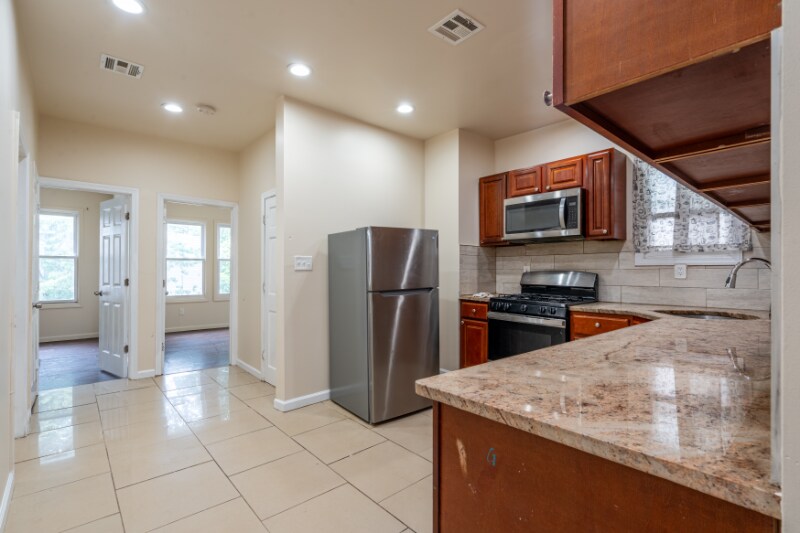 Building Photo - 467 Hawthorne Ave