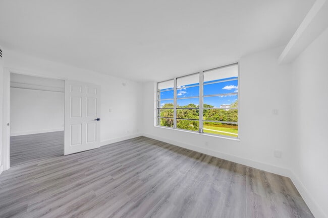 Building Photo - 3151 S Palm Aire Dr