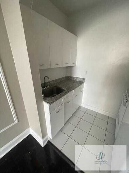 Building Photo - 1209 W Sherwin Ave