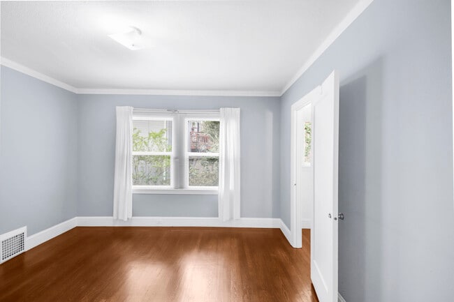 Building Photo - 733 Grosvenor Pl
