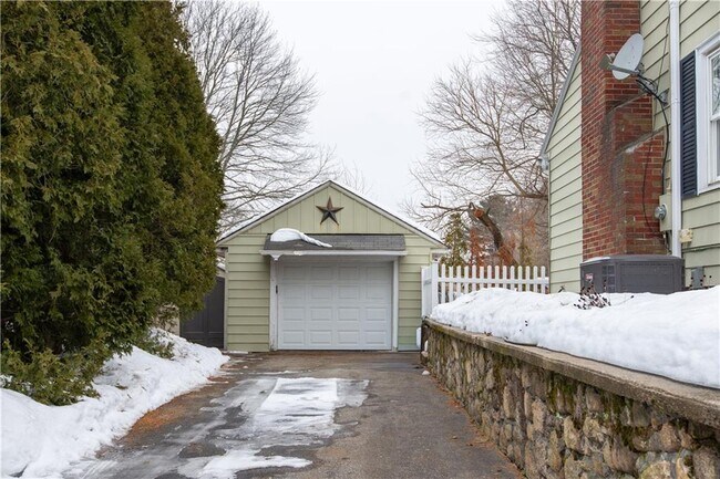 Building Photo - 25 Weeks St