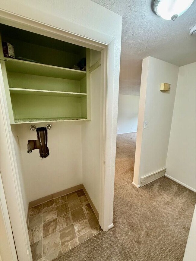 Building Photo - Cozy 2 Bed/1 Bath Duplex Near Lake Loveland!