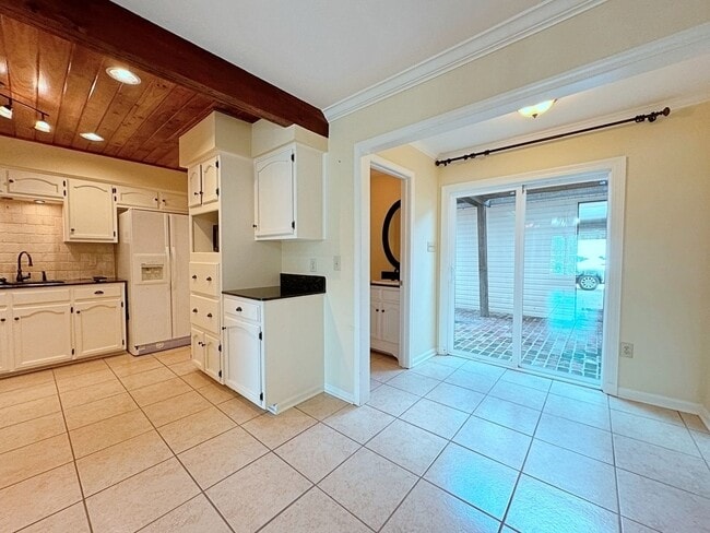 Building Photo - Custom Remodeled Townhome off Jefferson Hwy