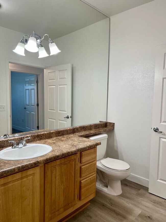 Building Photo - 2 Bedroom 2 Bathroom 1 Car Attached Garage in Roseville