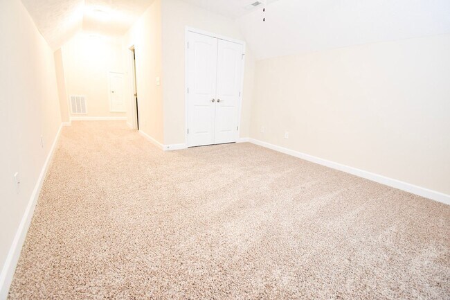 Building Photo - 4 Bedroom 3 Bathroom No Pets