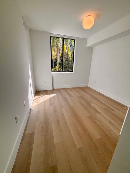 Building Photo - 2512 NE 181st St