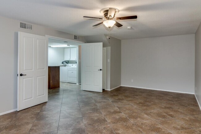 Building Photo - 137 E Riviera Dr