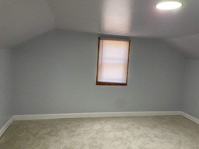 Building Photo - NEWLY RENOVATED 3 BED, 1.5 BATH WITH BONUS...