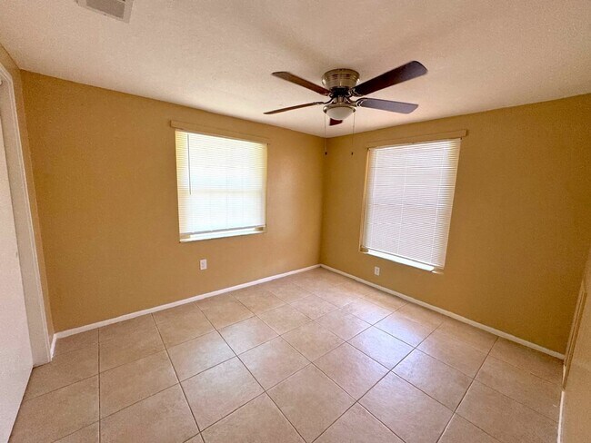 Building Photo - Spacious 2-Bed/2-Bath + Bonus Room Home for Rent in Bradenton, FL!