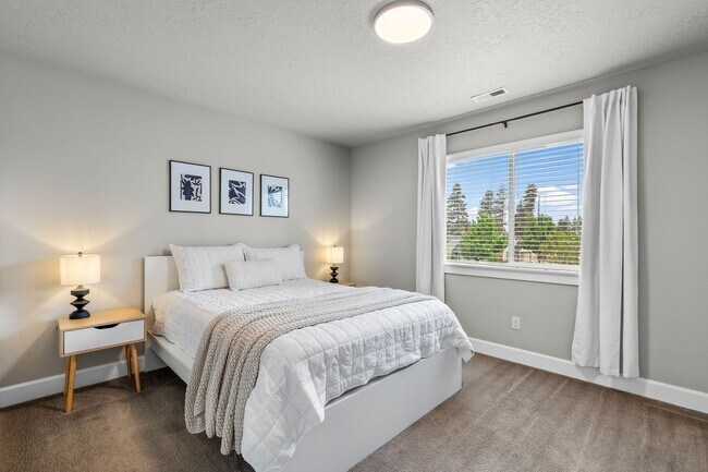 Building Photo - Beautiful SE Bend Home | Spacious Floorplan | Fenced Backyard | Near Parks & Trails