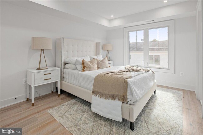 Building Photo - 911 N Irving St