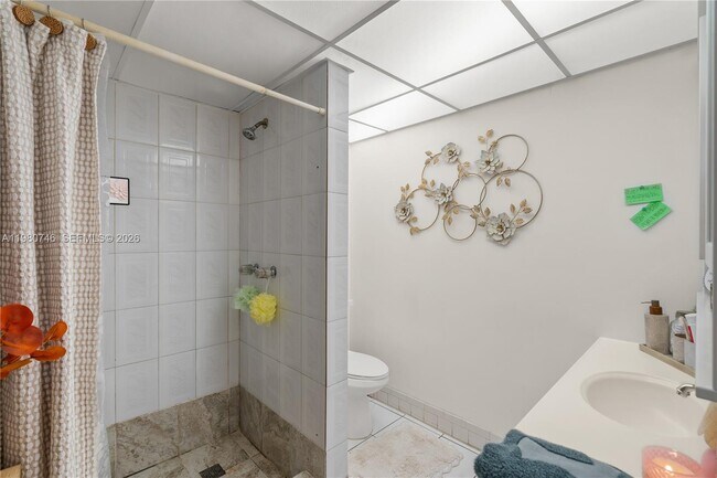 Building Photo - 10000 NW 80th Ct