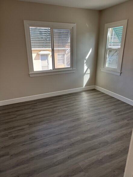 Building Photo - 1468 E Chevy Chase Dr