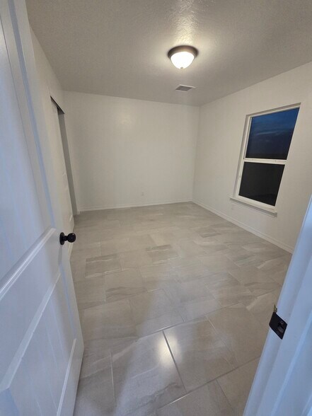 Room #2 - 13101 Lopez Rd