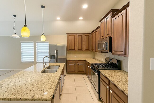 Building Photo - Beautiful, spacious 3B/2B home near the lake